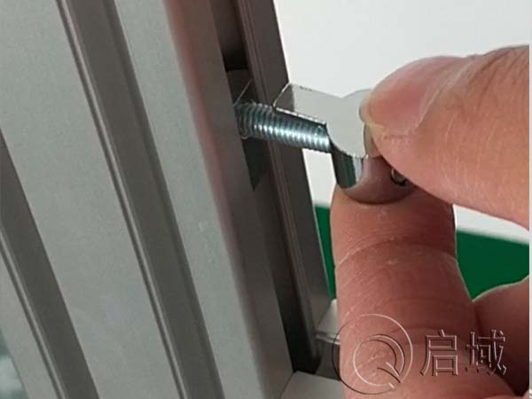 内置连接件与弹片螺母连接