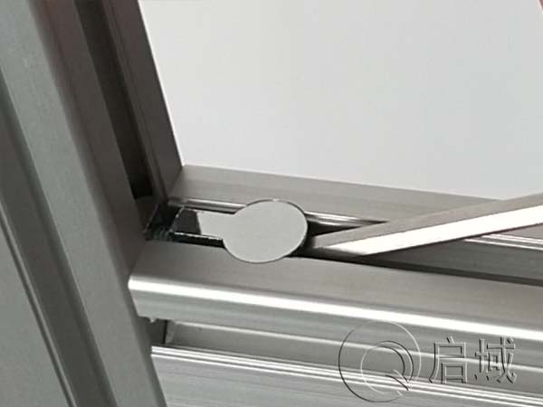 内置连接件固定