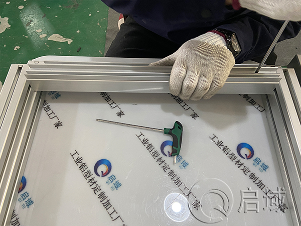 铝型材推拉门框架细节2